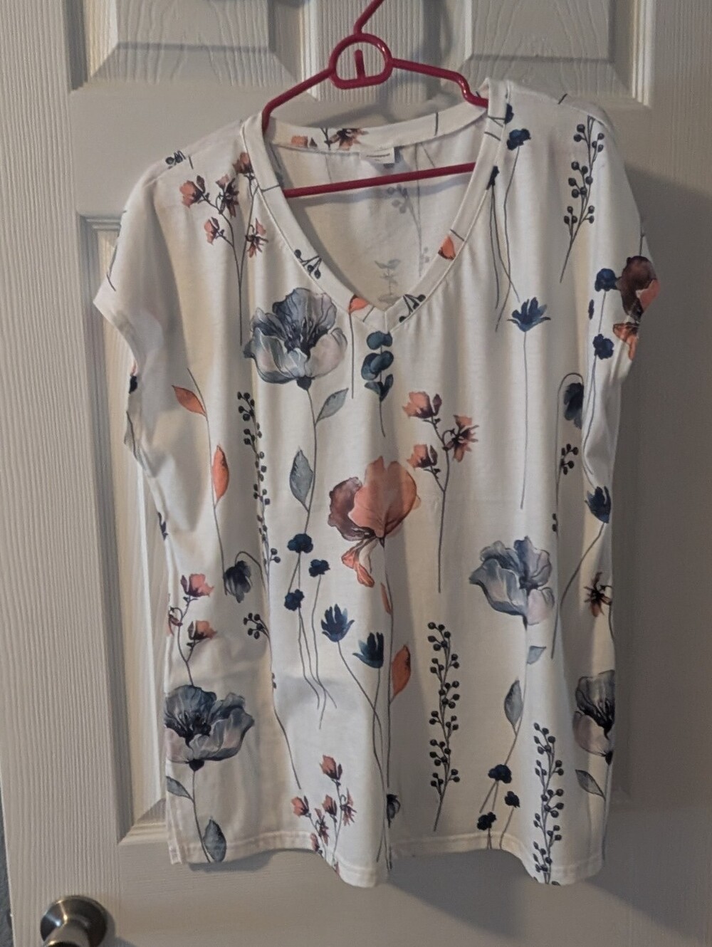 Women’s White Floral V-Neck Short Sleeve Tee